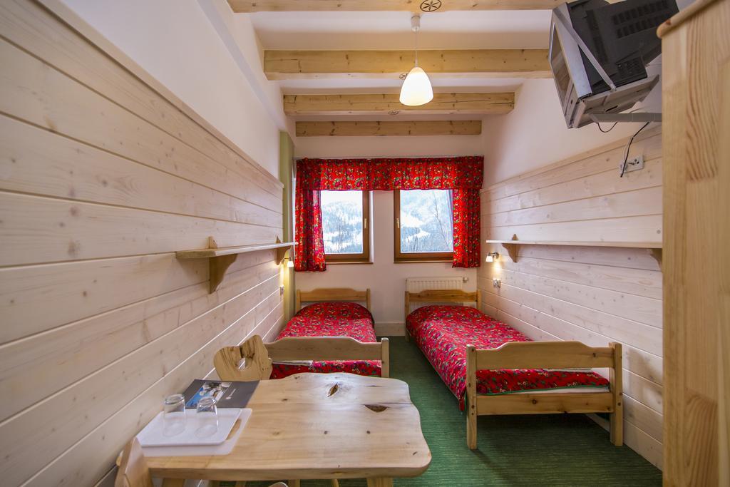 Zweibettzimmer mit Bergblick